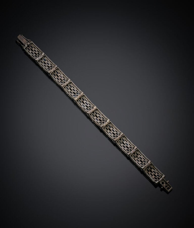 BRACELET articulé en argent partiellent noirci (min.800‰) serti de saphirs oval…