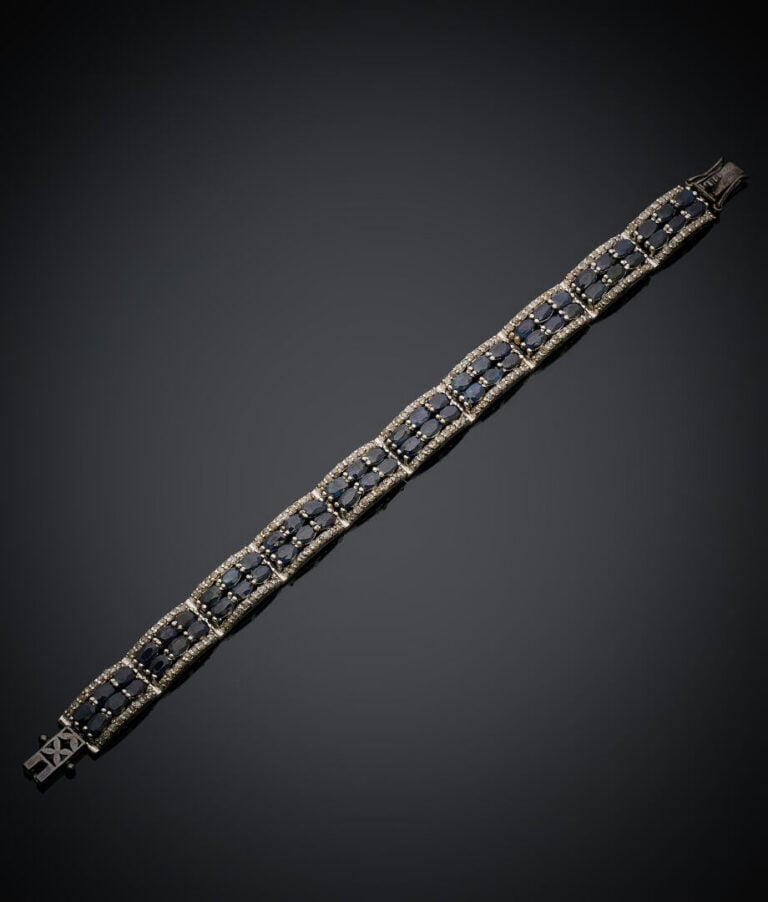 BRACELET articulé en argent partiellent noirci (min.800‰) serti de saphirs oval…