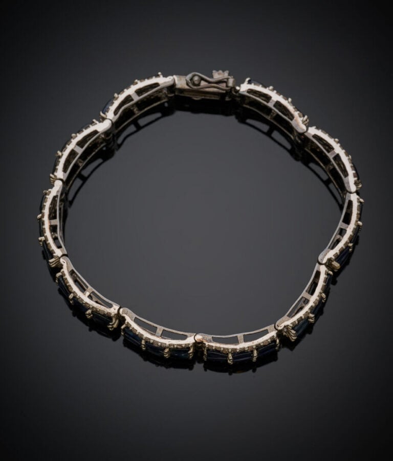 BRACELET articulé en argent partiellent noirci (min.800‰) serti de saphirs oval…