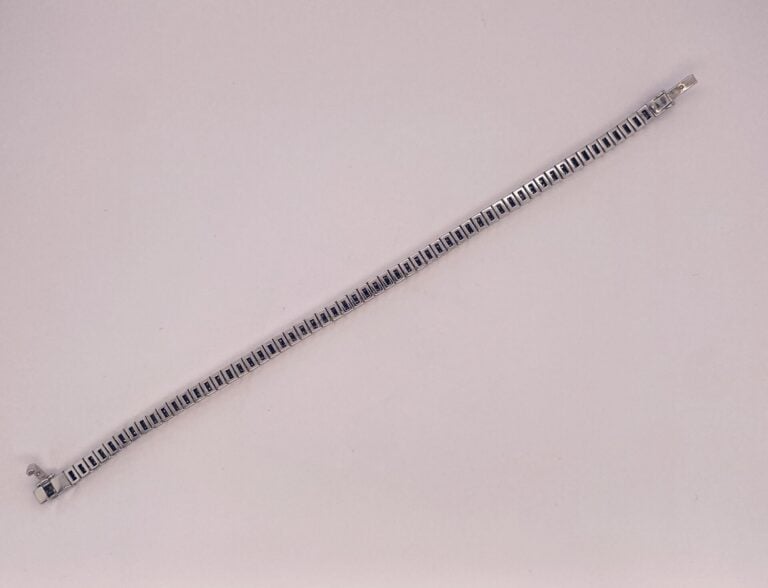 BRACELET articulé en or gris (750‰) serti d'un alignement de 60 diamants taille…