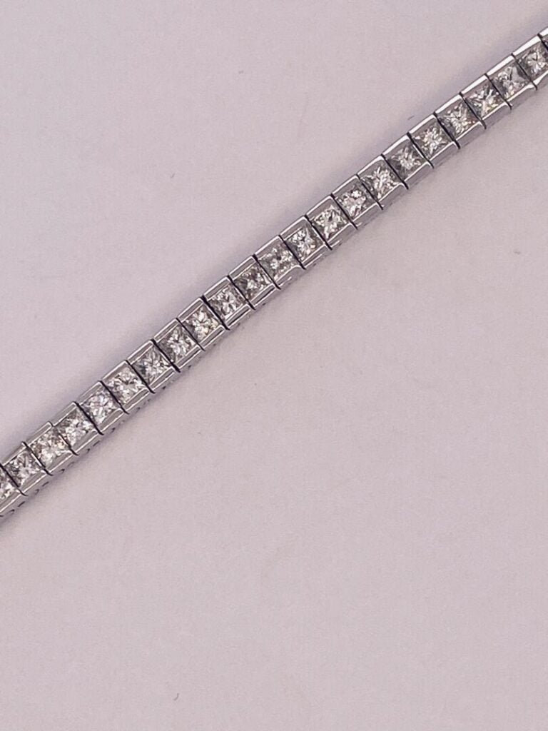BRACELET articulé en or gris (750‰) serti d'un alignement de 60 diamants taille…