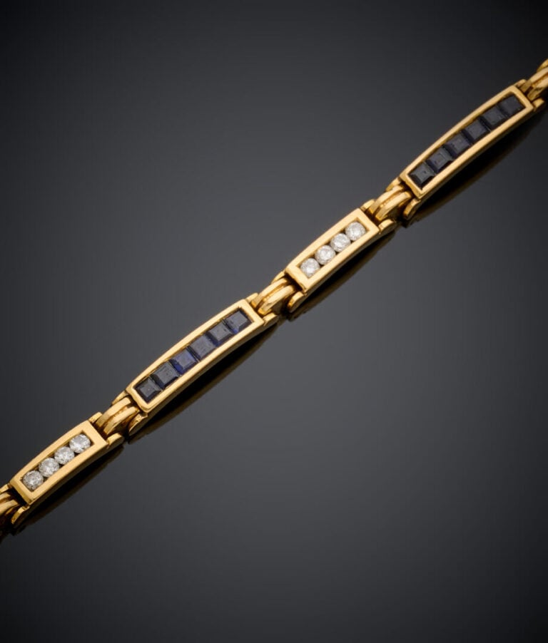 BRACELET articulé en or jaune (750‰) serti d'alignements de diamants taille bri…