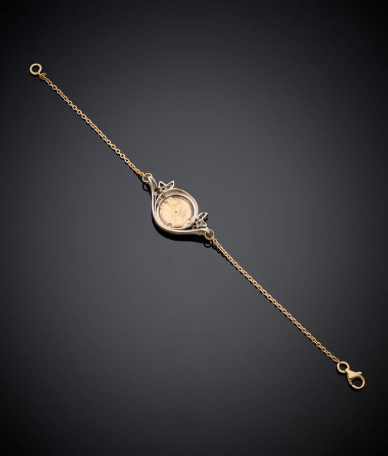 BRACELET composé d'une chaînette en or jaune (750‰) centré d'un motif circulair…