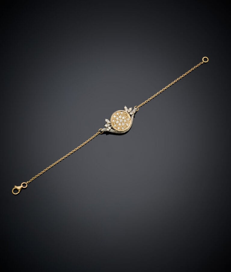 BRACELET composé d'une chaînette en or jaune (750‰) centré d'un motif circulair…