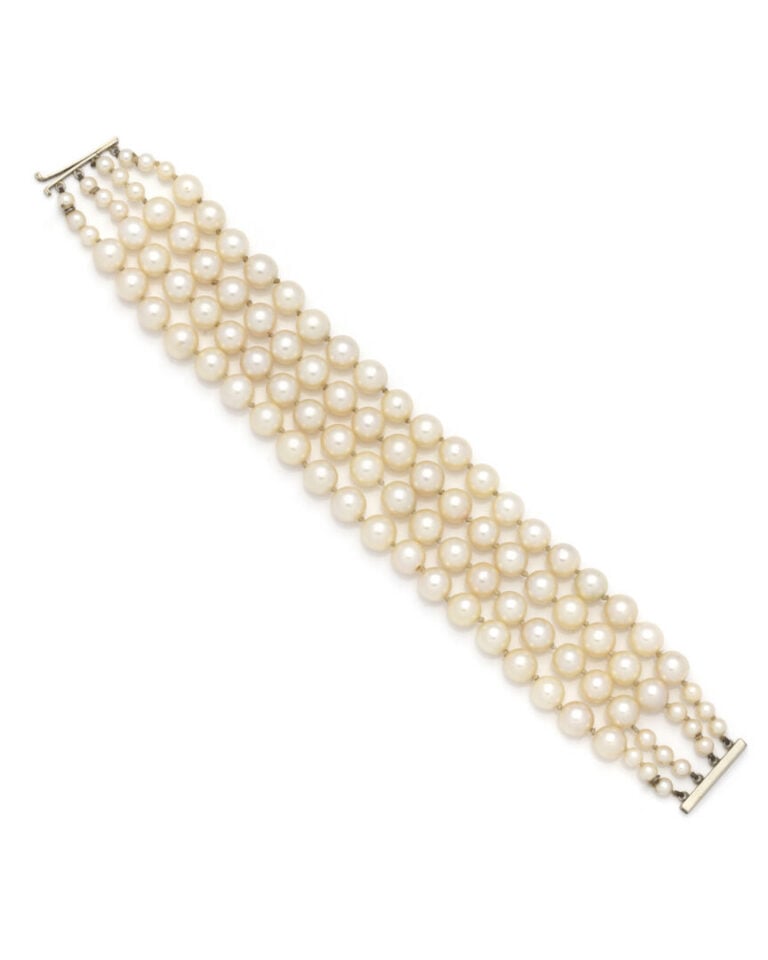 BRACELET composé de quatre rangs de perles de culture de couleur crème, en chut…