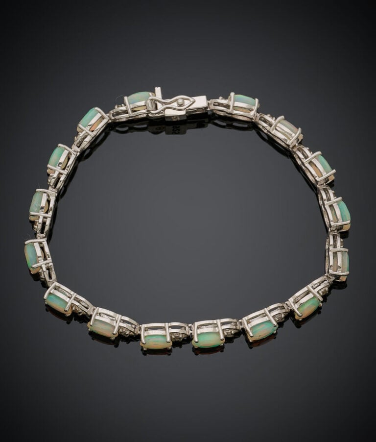 BRACELET en argent (925‰) serti d'opales ovales, alternées de diamants taillés…