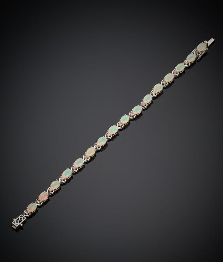 BRACELET en argent (925‰) serti d'opales ovales, alternées de diamants taillés…