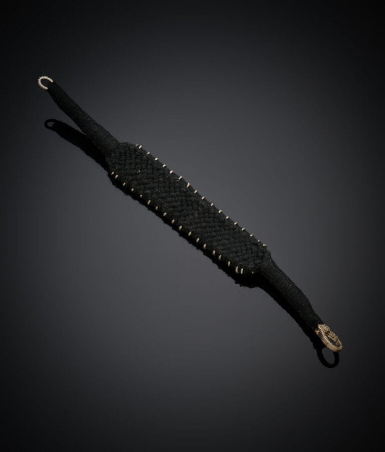 BRACELET en argent (min. 800‰) et tissu tressé, serti d'un alignement d'améthys…