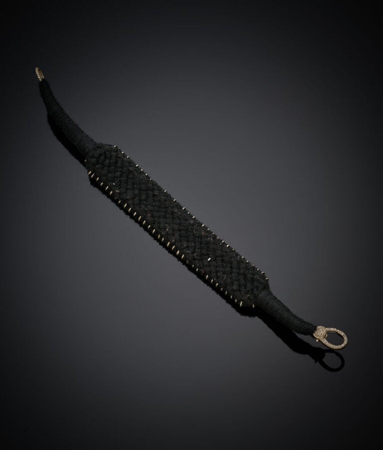 BRACELET en argent (min. 800‰) et tissu tressé, serti de péridots, saphirs fonc…