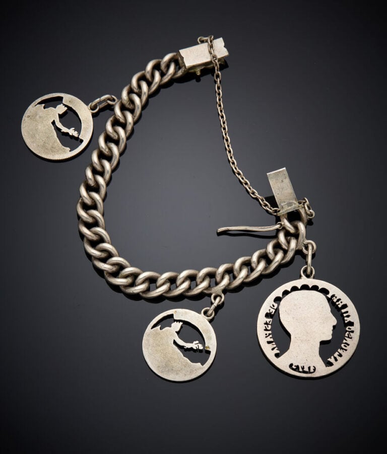 BRACELET en argent (min.800‰) à maille gourmette, retenant trois breloques espa…