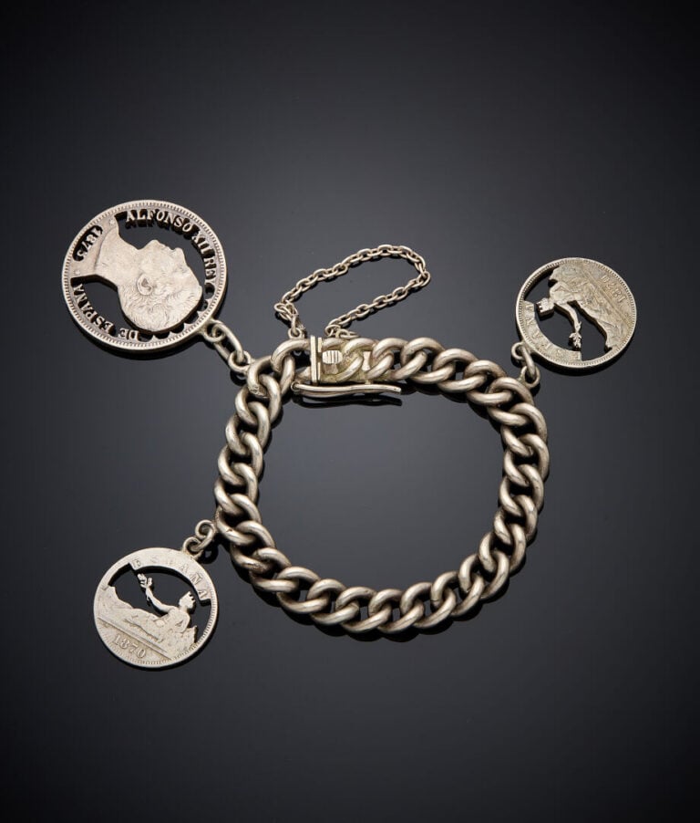 BRACELET en argent (min.800‰) à maille gourmette, retenant trois breloques espa…