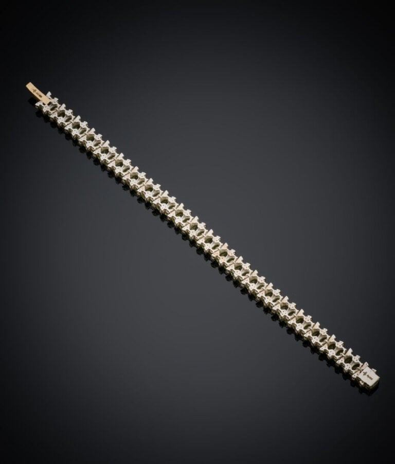 BRACELET en or argent (min. 800‰) serti d'un alignement de péridots ovales, sou…