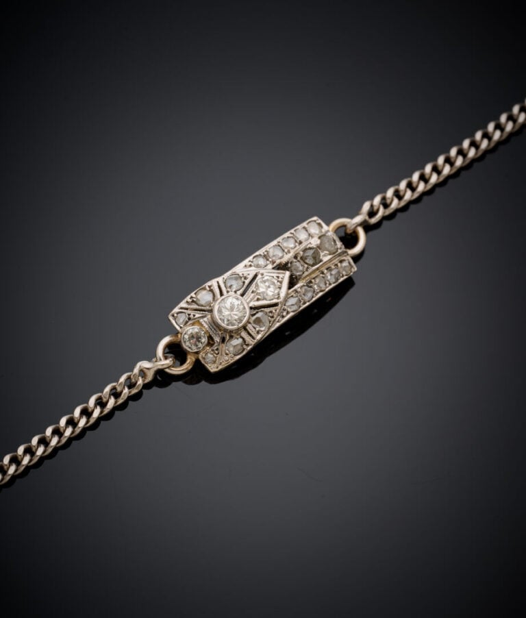 BRACELET en or gris (750‰) composé d'une chaînette retenant un motif rectangula…