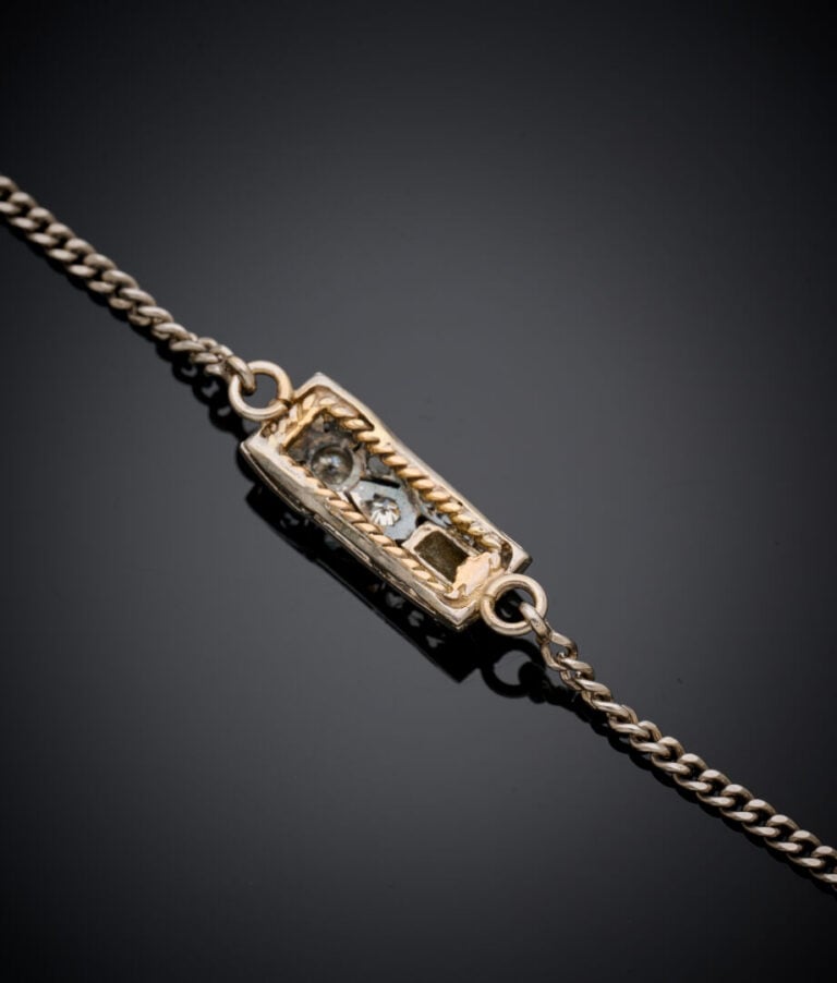 BRACELET en or gris (750‰) composé d'une chaînette retenant un motif rectangula…