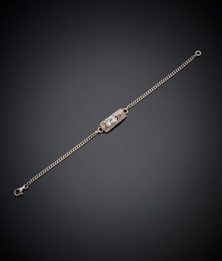 BRACELET en or gris (750‰) composé d'une chaînette retenant un motif rectangula…