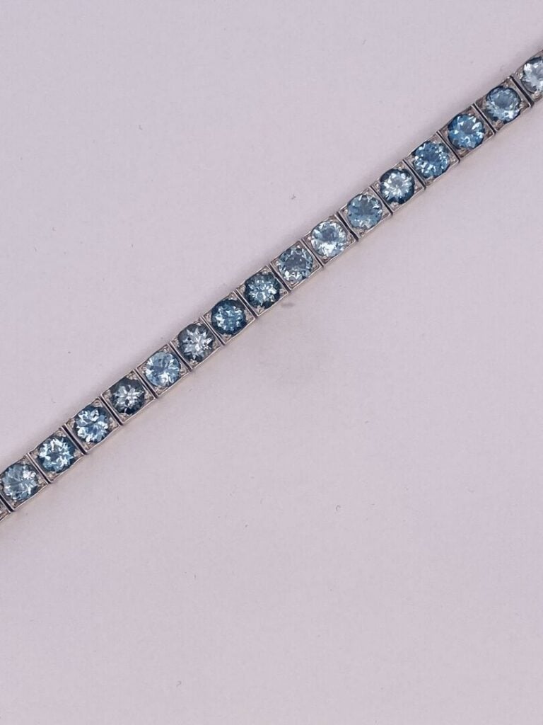 BRACELET en or jaune (375‰) 9 carats et en argent (min.800‰) serti d'un alignem…