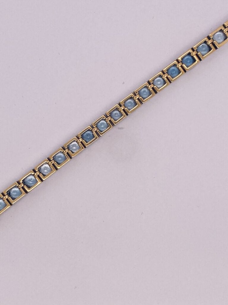 BRACELET en or jaune (375‰) 9 carats et en argent (min.800‰) serti d'un alignem…