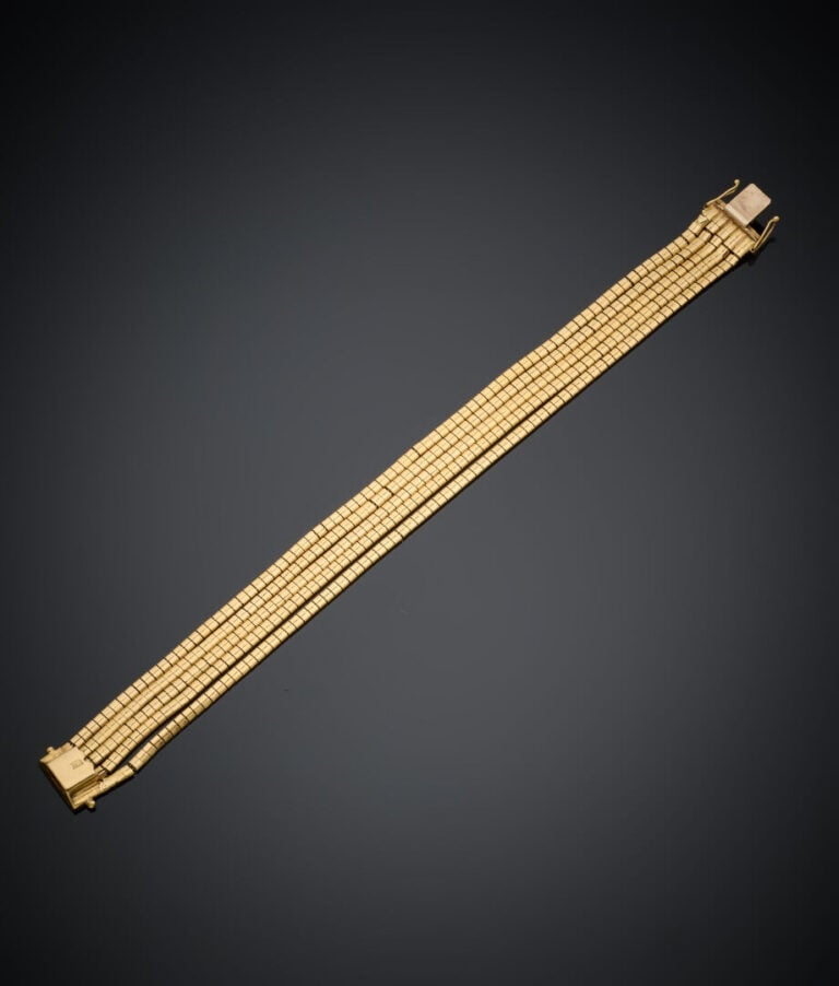 BRACELET en or jaune (750‰) à quatre bruns souples finement guillochés. - Long.…