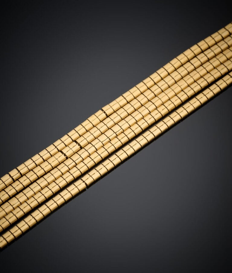 BRACELET en or jaune (750‰) à quatre bruns souples finement guillochés. - Long.…