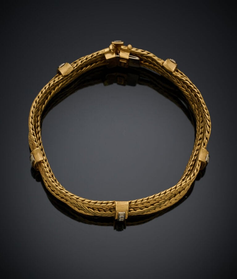 BRACELET en or jaune (750‰) à six brins tressés ponctué d'alignements de diaman…