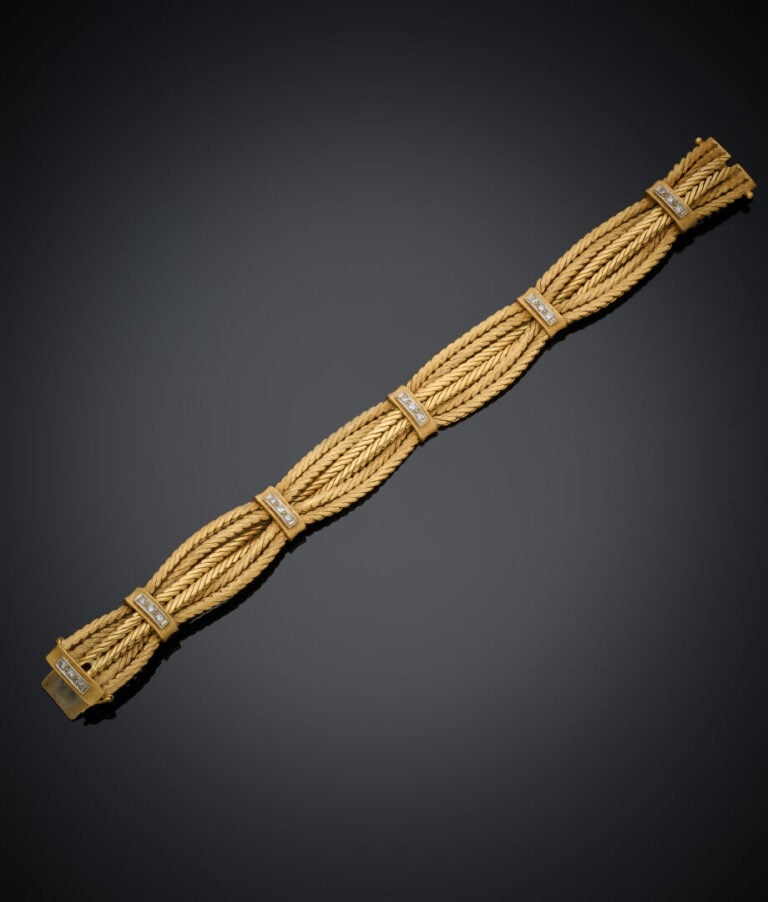 BRACELET en or jaune (750‰) à six brins tressés ponctué d'alignements de diaman…