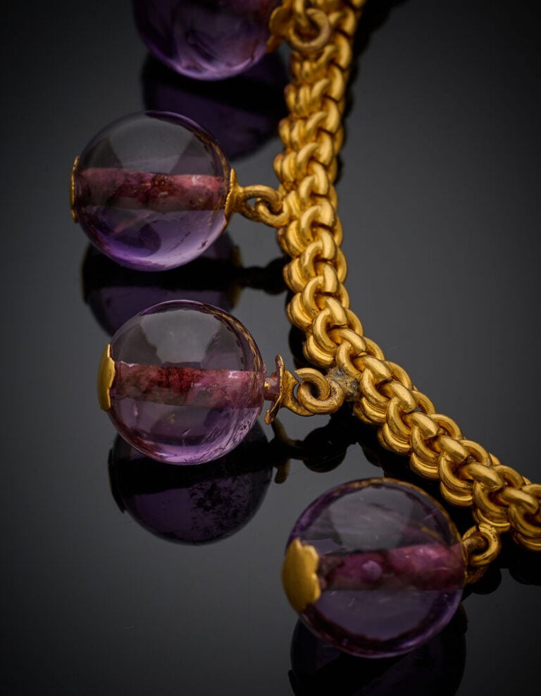 BRACELET en or jaune (750‰) composé d'une chaîne souple retenant douze perles d…