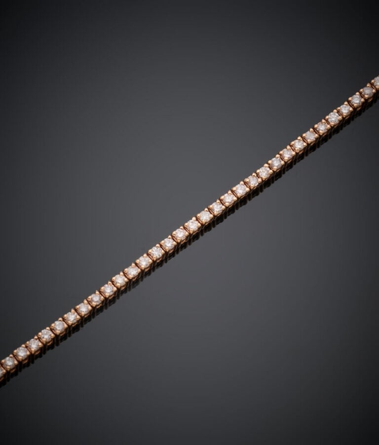 BRACELET en or jaune (750‰) serti d'une ligne de diamants taille brillant. - Lo…