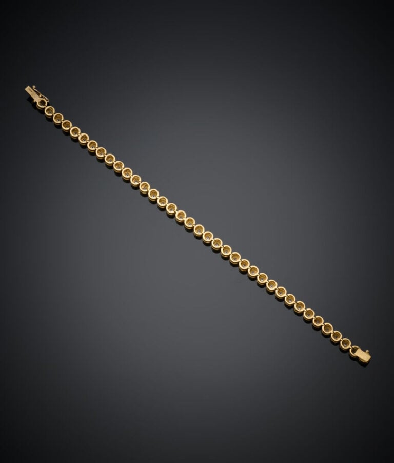 BRACELET en or jaune (750‰) serti de 37 diamants taille brillant en serti clos.…