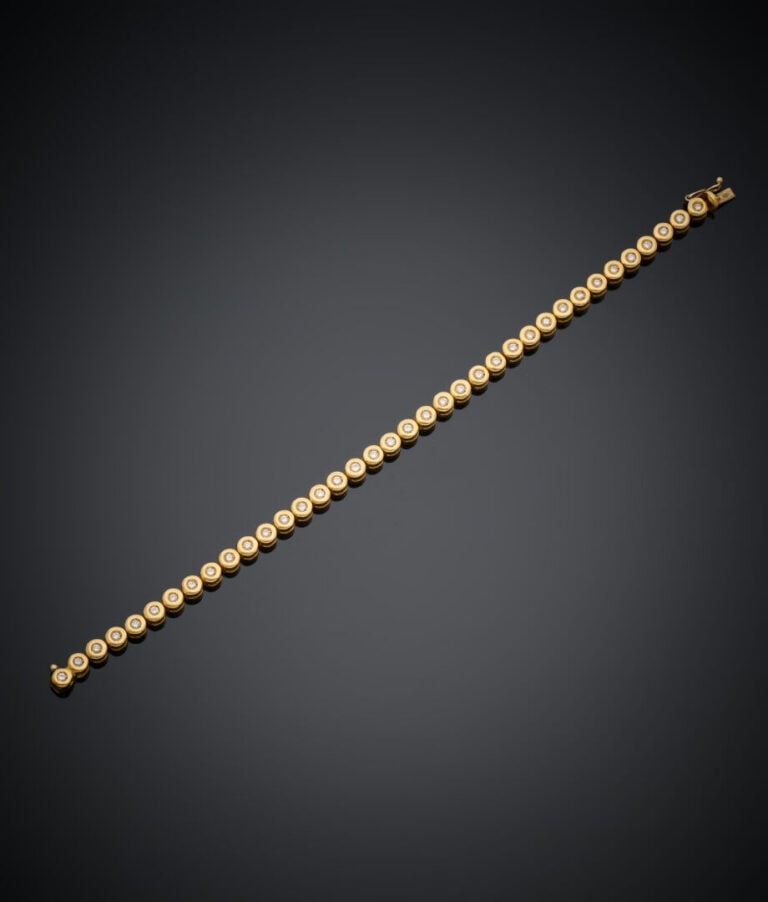 BRACELET en or jaune (750‰) serti de 37 diamants taille brillant en serti clos.…