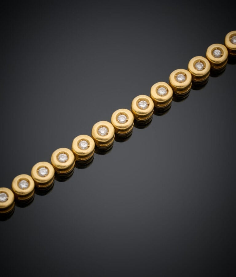 BRACELET en or jaune (750‰) serti de 37 diamants taille brillant en serti clos.…
