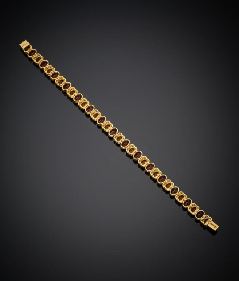 BRACELET en vermeil (925‰) et or jaune (585‰) 14 carats, serti de grenats alman…