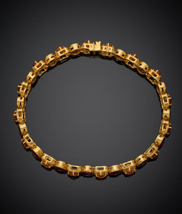 BRACELET en vermeil (925‰) et or jaune (585‰) 14 carats, serti de grenats alman…