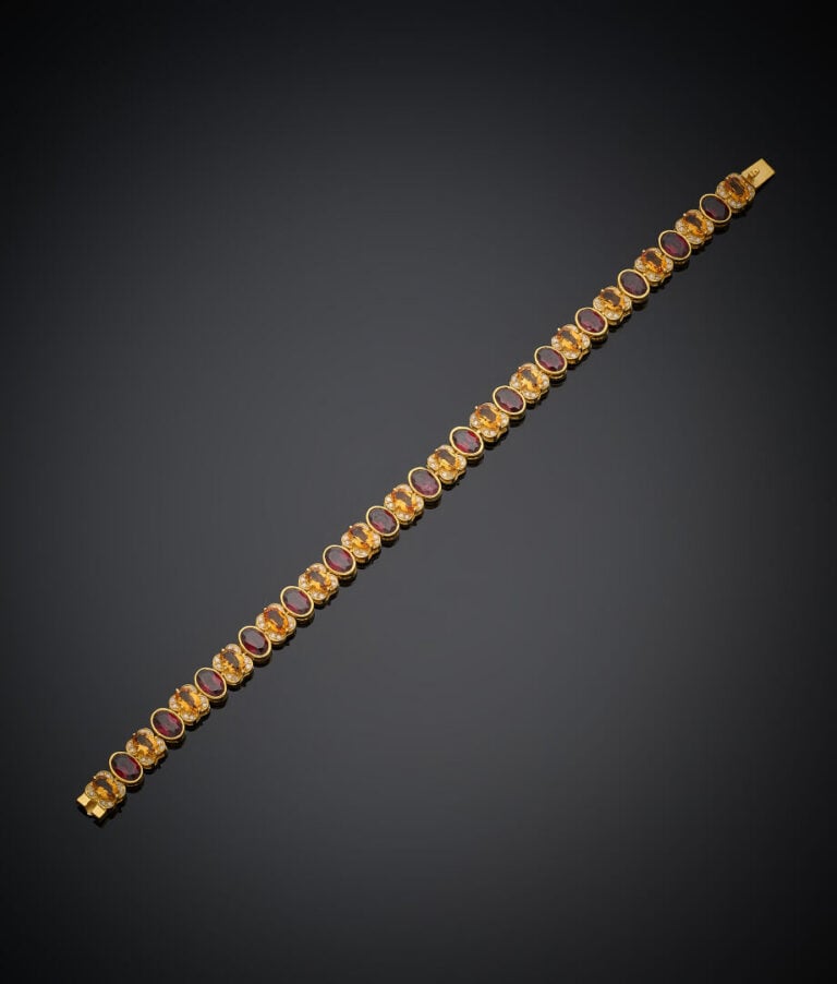 BRACELET en vermeil (925‰) et or jaune (585‰) 14 carats, serti de grenats alman…