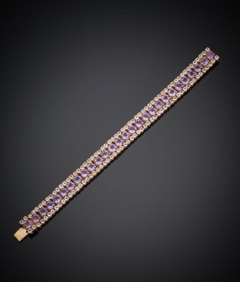 BRACELET en vermeil (925‰) serti d'un alignement améthystes rondes bordées de t…