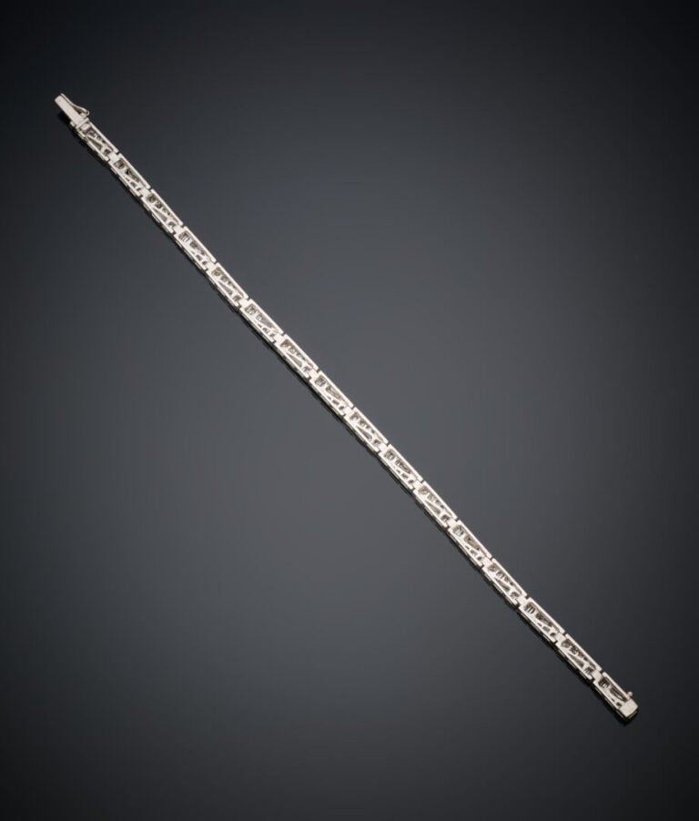 BRACELET fin en or gris (750‰) articulé, serti de diamants taille brillant, anc…