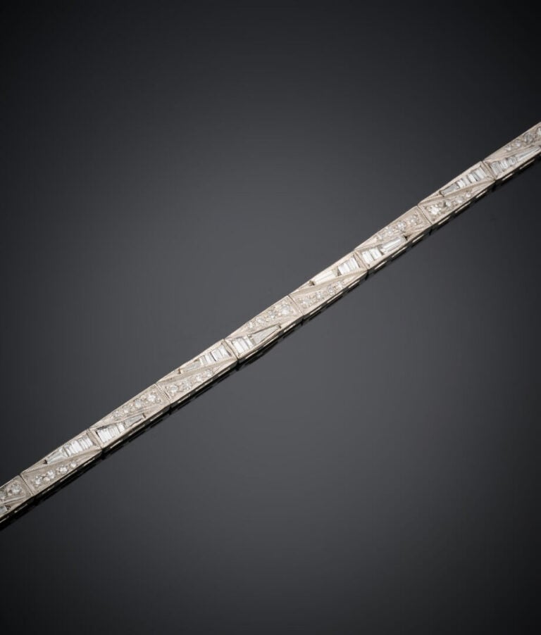 BRACELET fin en or gris (750‰) articulé, serti de diamants taille brillant, anc…