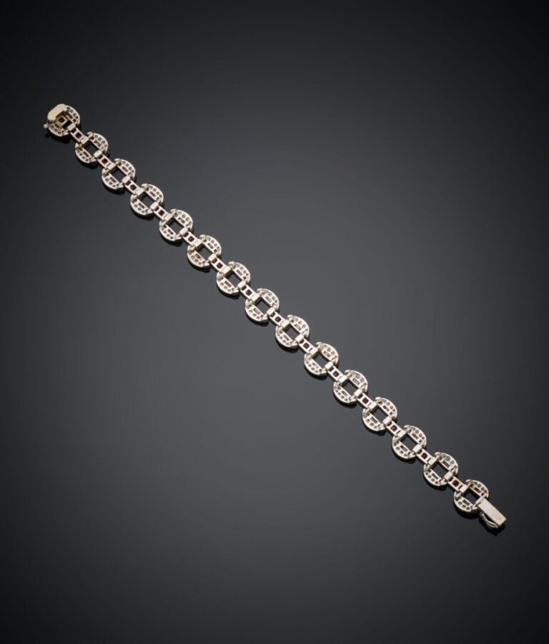 BRACELET géométrique en or gris (750‰) articulé, à motifs circulaires, serti de…