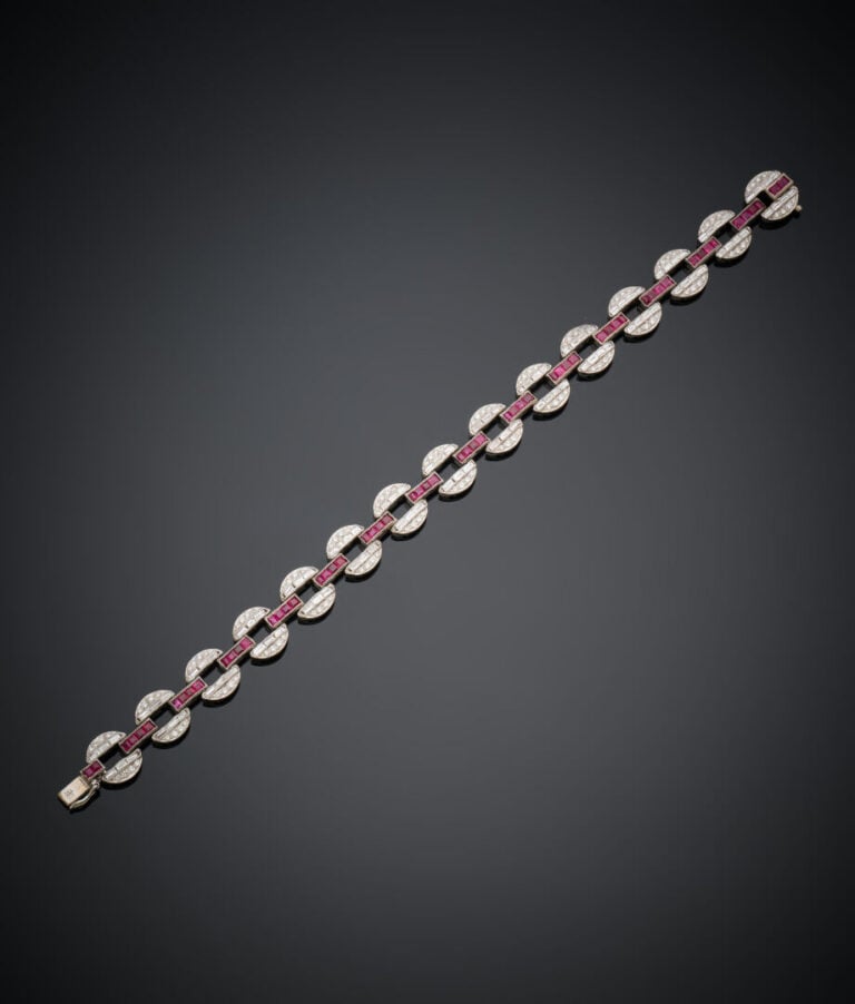 BRACELET géométrique en or gris (750‰) articulé, à motifs circulaires, serti de…