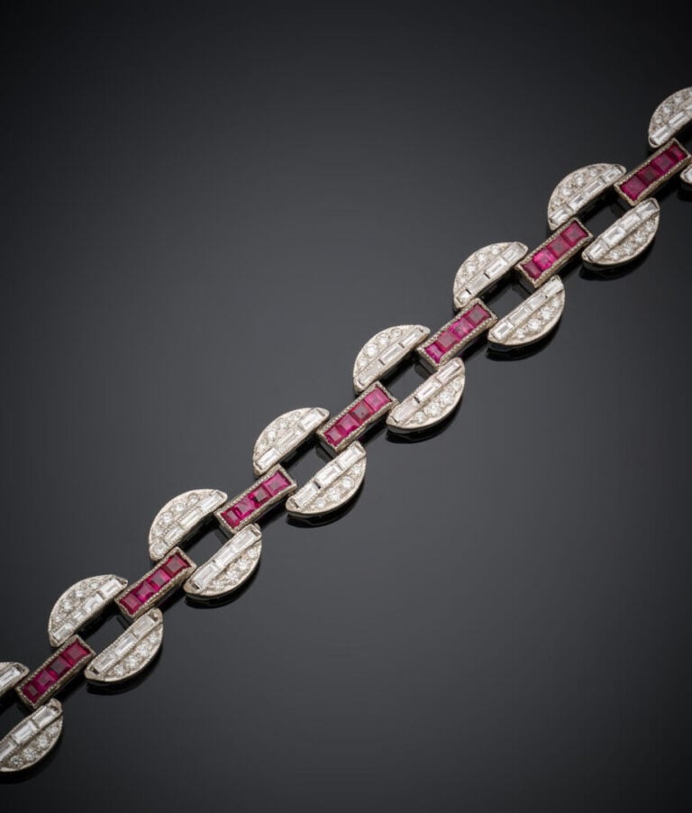 BRACELET géométrique en or gris (750‰) articulé, à motifs circulaires, serti de…