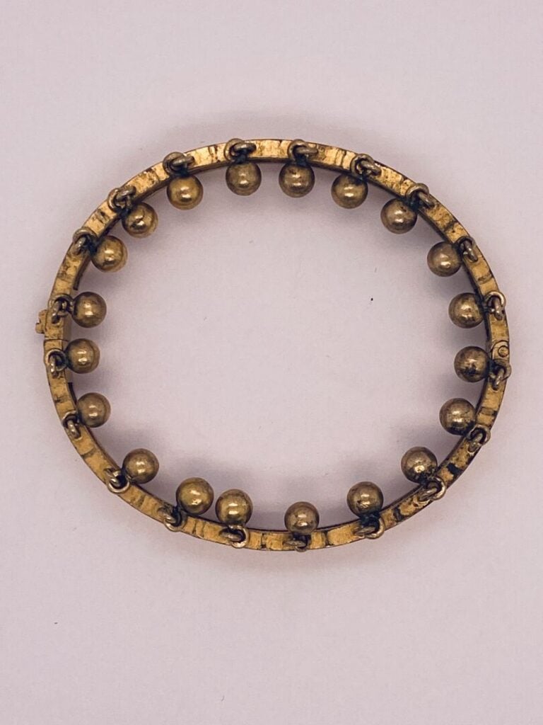 BRACELET GRELOTS rigide ouvrant en vermeil (min. 800‰) retenant des perles de v…