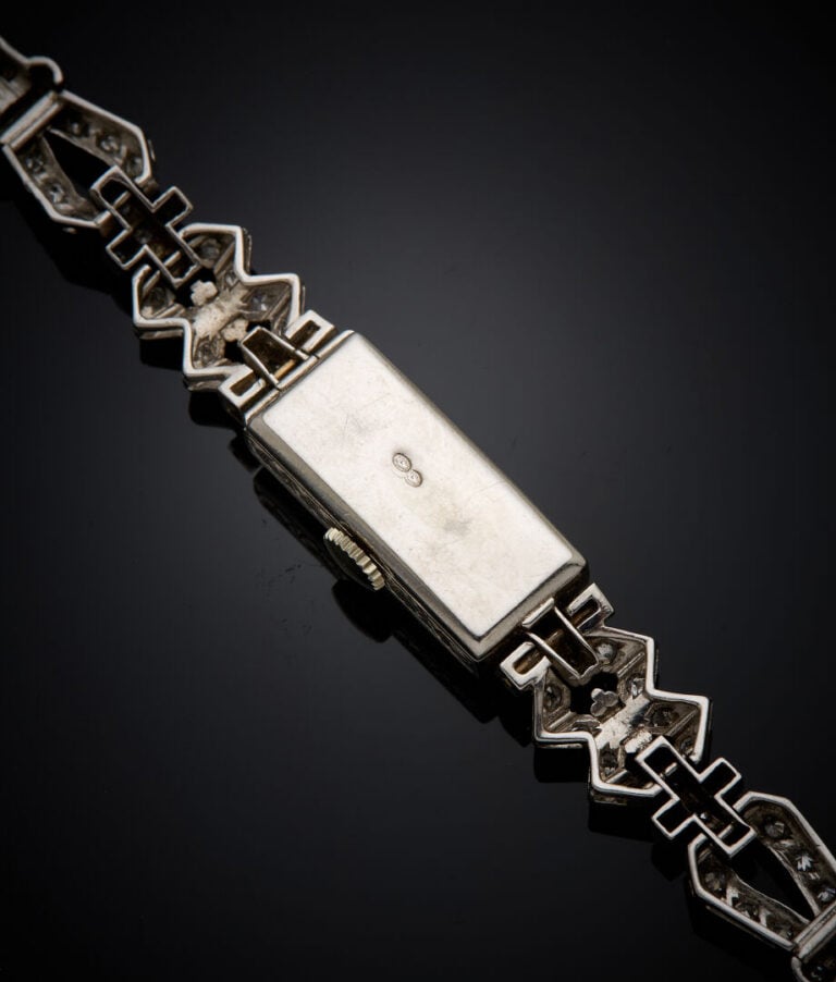BRACELET MONTRE rectangulaire de dame en or gris (750‰) entièrement serti de di…