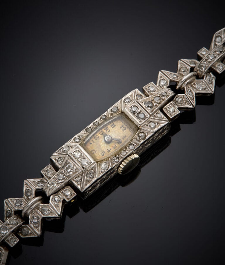 BRACELET MONTRE rectangulaire de dame en or gris (750‰) entièrement serti de di…