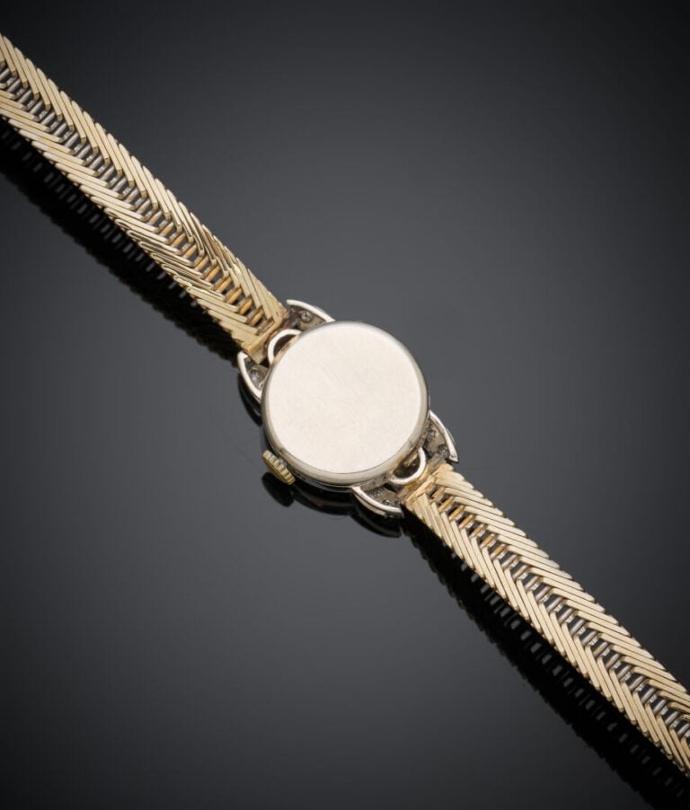 BRACELET MONTRE ronde de dame en platine (950‰) et or gris (750‰). Attaches et…