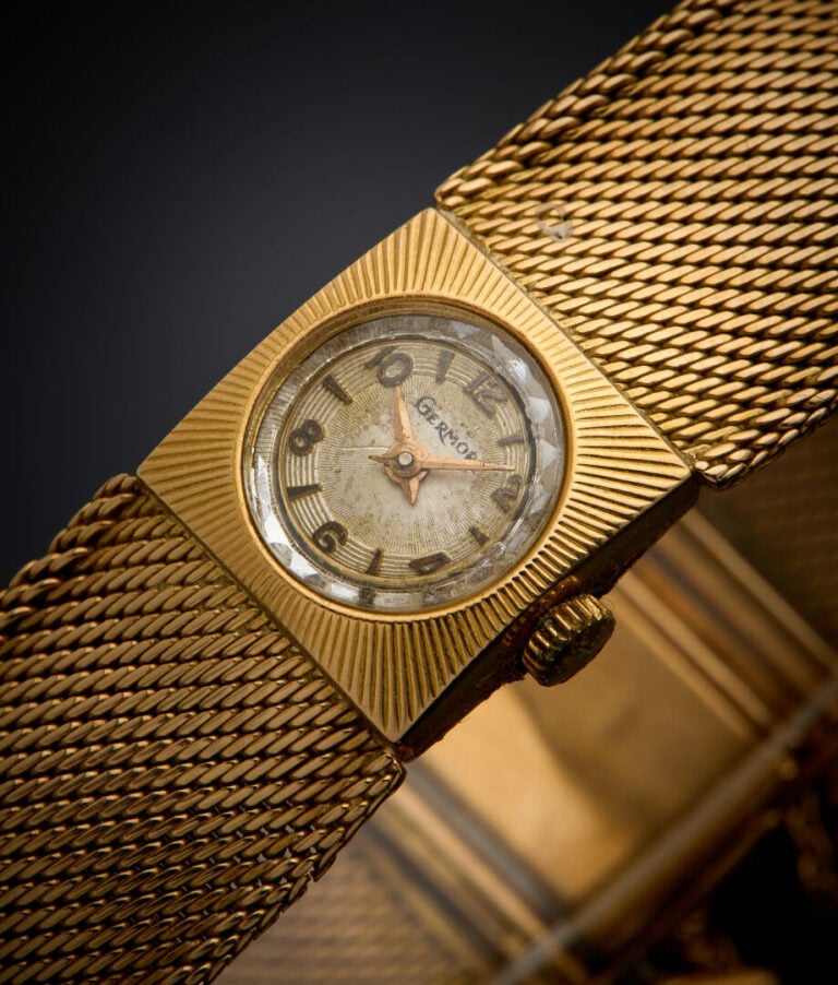 BRACELET MONTRE "ruban souple" ronde de dame ronde en or jaune (750‰). - Mouvem…