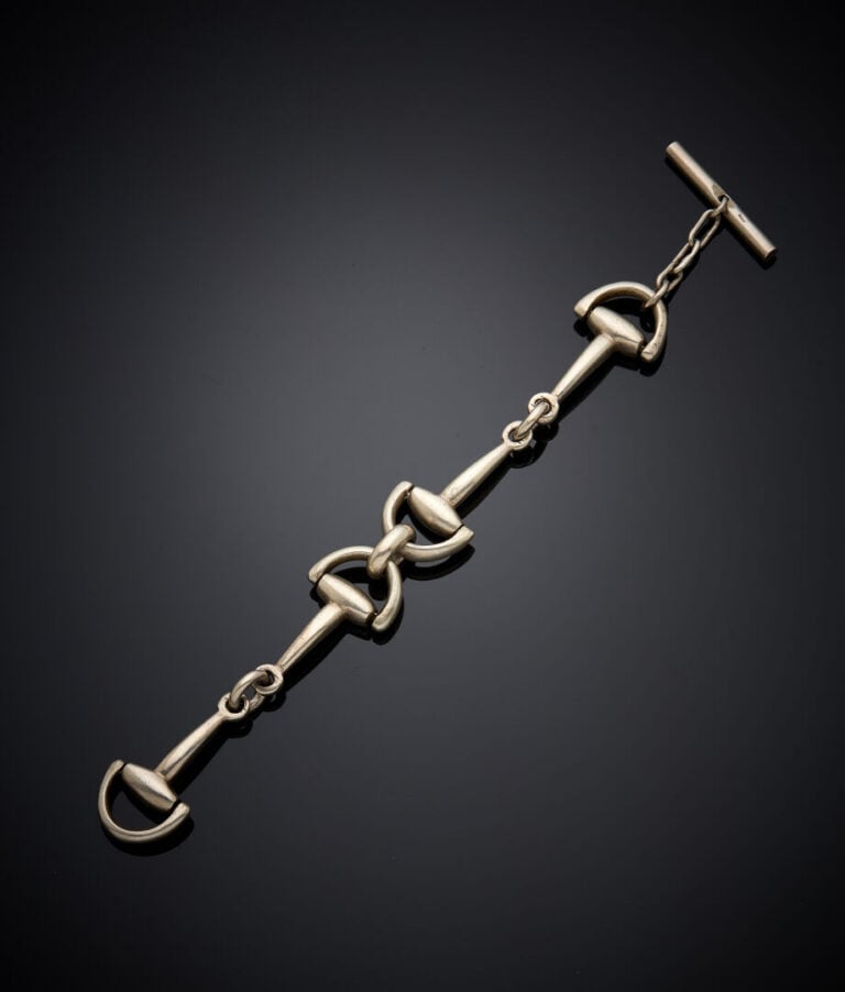 BRACELET "mors" en argent (min.800‰) articulé et ajouré. Fermoir bâtonnet. - Lo…