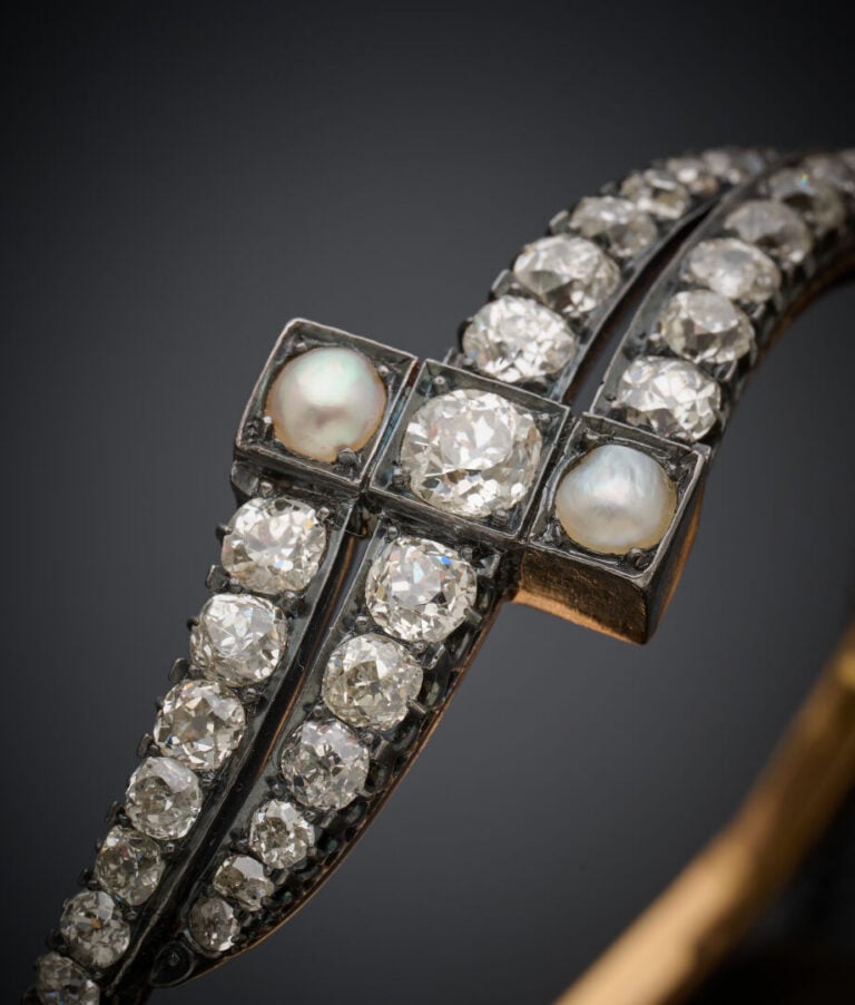 BRACELET rigide ouvrant en or jaune (750‰) et argent (min. 800‰) partiellement…