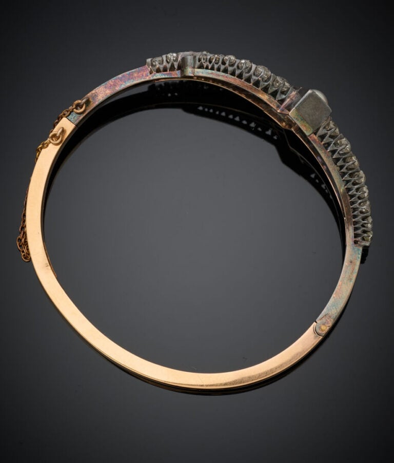 BRACELET rigide ouvrant en or jaune (750‰) et argent (min. 800‰) partiellement…