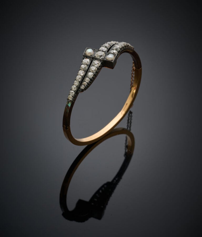 BRACELET rigide ouvrant en or jaune (750‰) et argent (min. 800‰) partiellement…