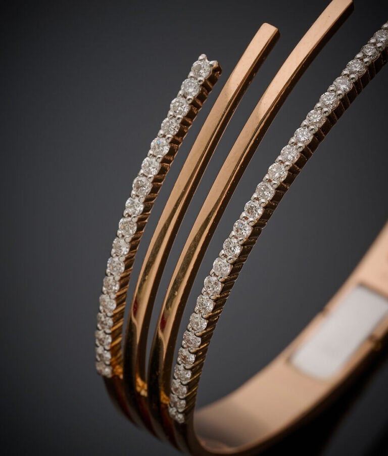 BRACELET semi-rigide ouvert en or rose (750‰) serti de quatre lignes de diamant…