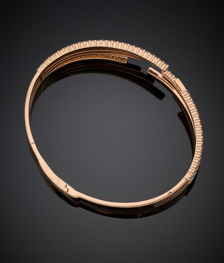 BRACELET semi-rigide ouvert en or rose (750‰) serti de quatre lignes de diamant…